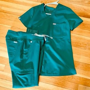 XXS Figs Catarina One Pocket top/ Zamora Joggers in Hunter Green. Like new.